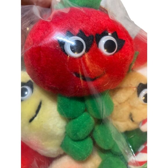 Del Monte YUMKINS Christmas Ornaments Set of 6 Fruits & Vegetables 1991 - Picture 6 of 13